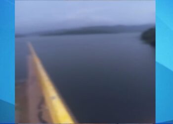 Alerta| Mais uma barragem transborda na região; veja o vídeo