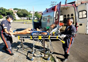 Vítima sendo colocada na ambulância. Foto: iRepórter