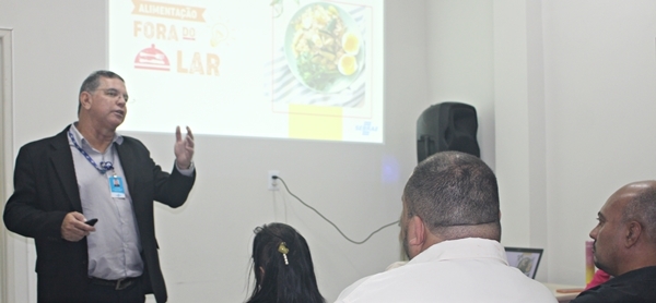 Lívio Muniz durante apresentação. Foto: iRepórter