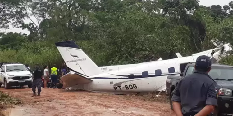 Avião da empresa Manaus Táxi Aéreo caiu enquanto tentava pousar em Barcelos (AM) — Foto: Reprodução/Rede social