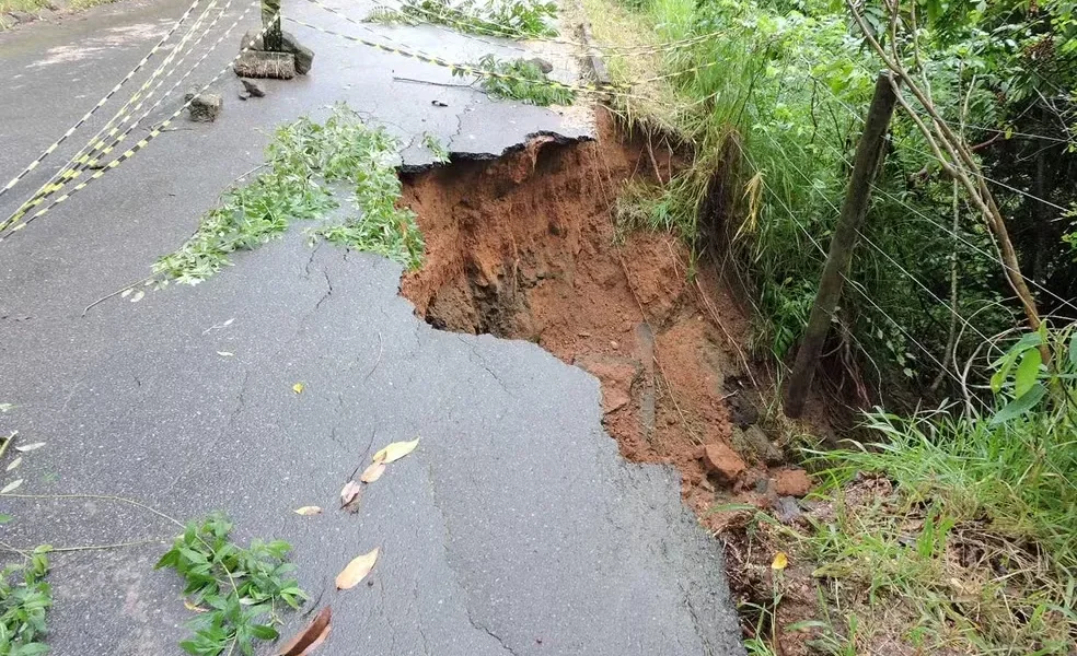 Trecho de rodovia cede e é interditado por causa de fortes chuvas na Bahia